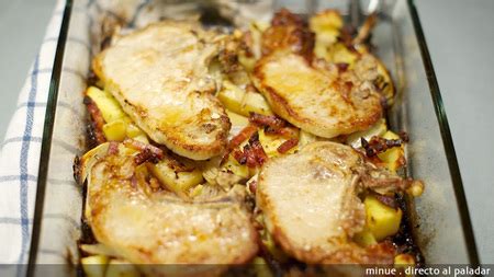 Ingredientes frescos para chuletas de cerdo al horno con verduras.