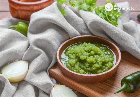Infografía comparativa de salsas verdes: chilena, mexicana y de cilantro, destacando ingredientes clave.