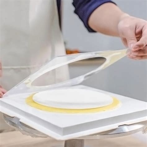 Molde redondo para torta de panqueques de 18 cm, con varias capas de panqueques y relleno de manjar