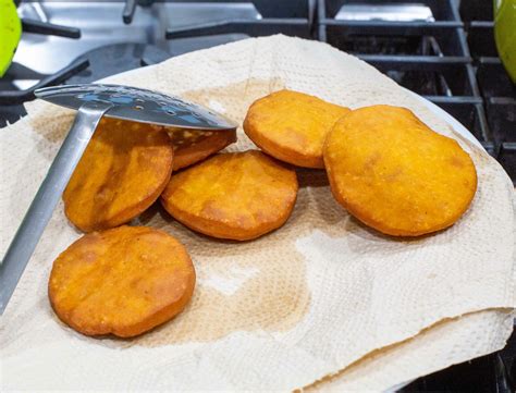 Sopaipillas veganas doradas sobre papel absorbente
