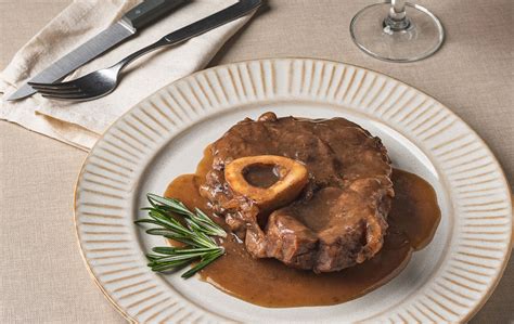 Ilustración de un plato de ossobuco de ternera en ragout con guarnición