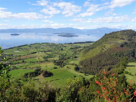Paisaje panorámico del Lago Ranco rodeado de bosque nativo y cordillera