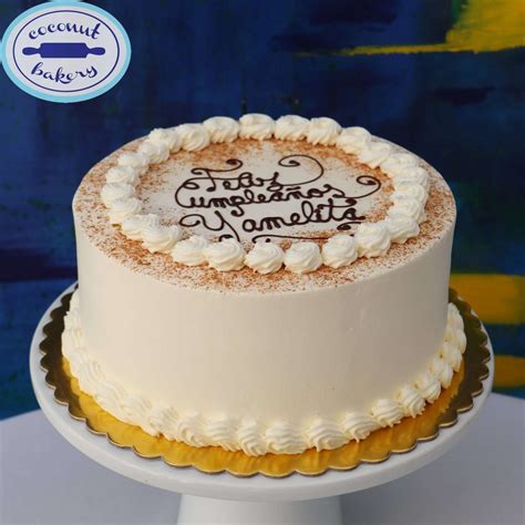 Torta tres leches con decoración festiva y licor