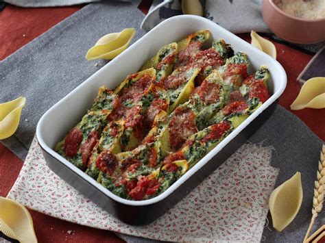Primer plano del relleno de espinacas y ricotta listo para ser utilizado.
