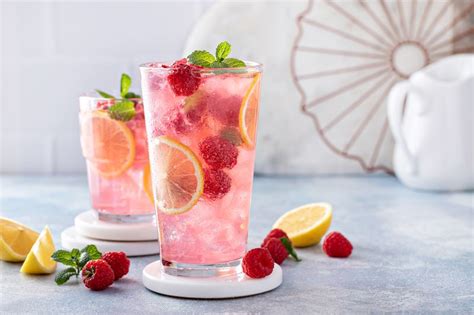 Limonada de frambuesas recién hecha en una jarra con frutas