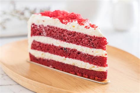 Tarta Red Velvet entera con capas y frosting visible