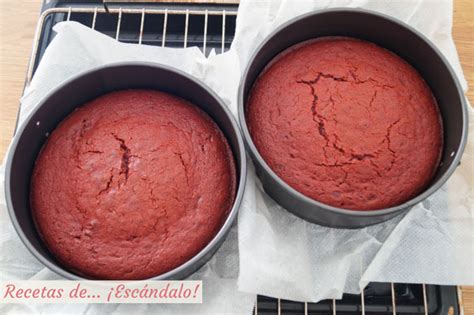 Bizcochos Red Velvet horneados y enfriándose en rejilla