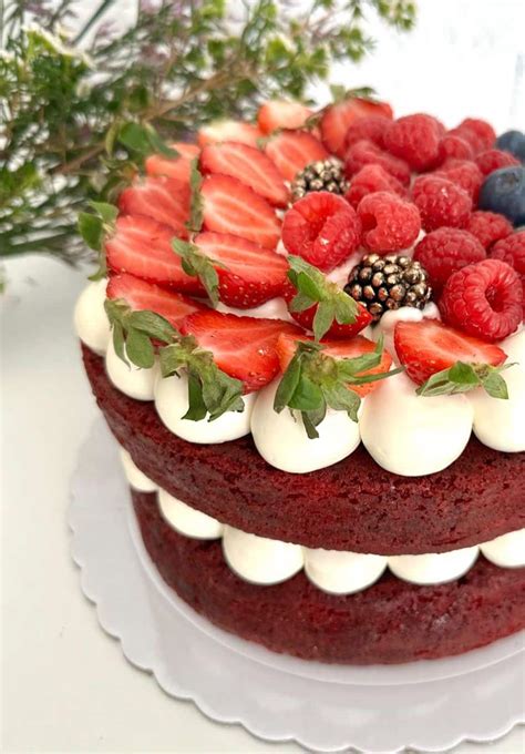 Tarta Red Velvet decorada con frutos rojos y migas de bizcocho