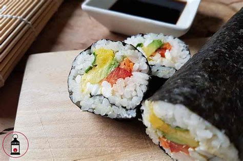 Plato de sushi con alga nori