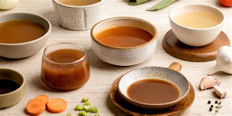 Esquema comparativo que muestra la relación entre caldos, fondos y consomés, destacando sus ingredientes y usos principales.