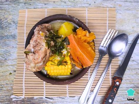 Plato humeante de cazuela de cerdo con verduras y perejil fresco