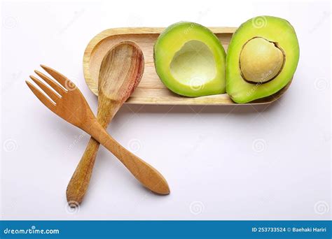 Plato de piña listo para servir, con una cuchara