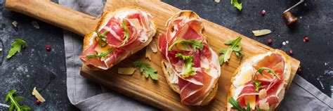Variedad de tapas y bocadillos con jamón asado