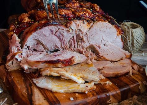 Detalle de la preparación de un jamón asado en el horno