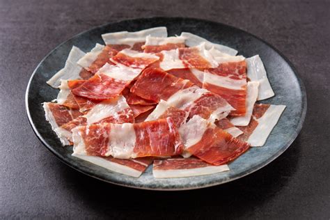 Plato de jamón asado gallego servido en filetes finos