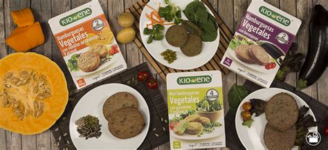 Variedad de productos veganos innovadores: hamburguesas, bebidas vegetales, chocolates.