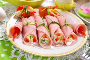 Foto de rollitos de jamón rellenos listos para servir