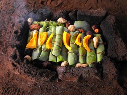 Esquema que muestra la estructura de un Umu Rapa Nui, con el hoyo en la tierra, las piedras volcánicas, las capas de alimentos (carnes y tubérculos) y el sellado con hojas de plátano.