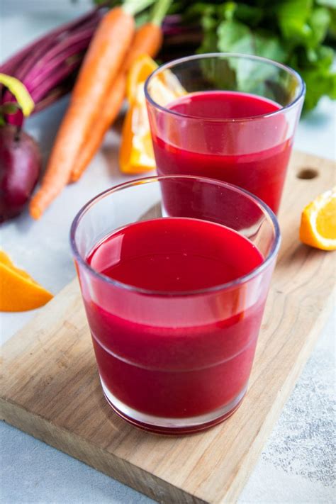 vaso de jugo de remolacha y naranja