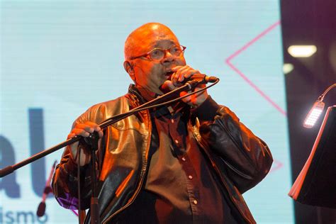 Pablo Milanés interpretando en concierto
