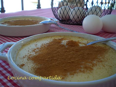 Bol de natillas caseras con canela espolvoreada