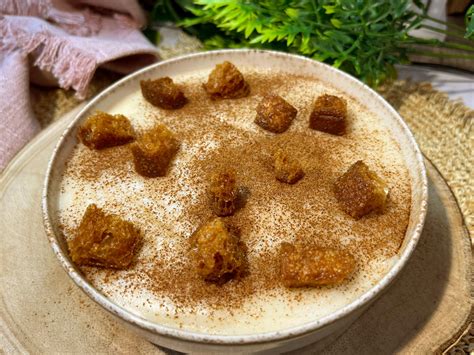 Plato de puches manchegas adornado con canela
