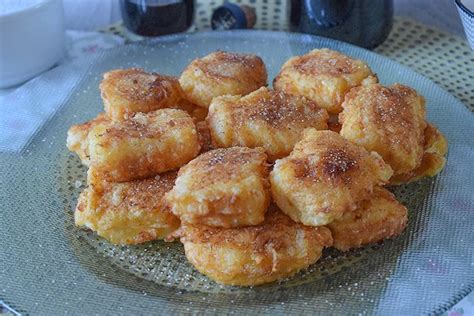 Porción de leche frita dorada con azúcar glas espolvoreada