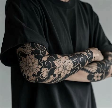 hombre con tatuaje de manga floral en estilo blackwork