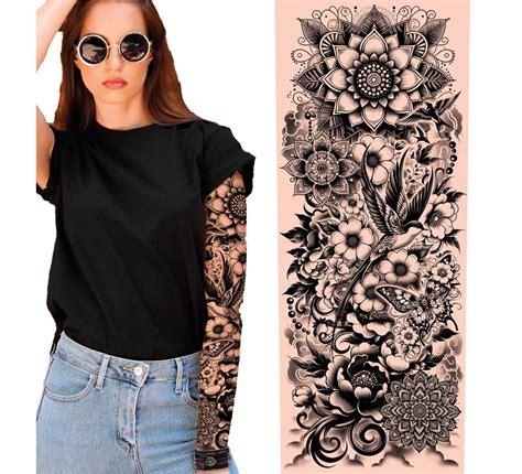 tatuaje de manga floral geométrico en blanco y negro