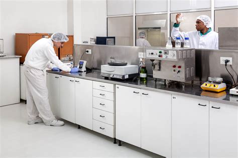 Fotografía de un laboratorio de control de calidad en una planta alimentaria