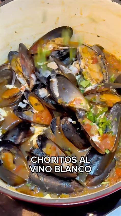 Choritos abriéndose en una olla