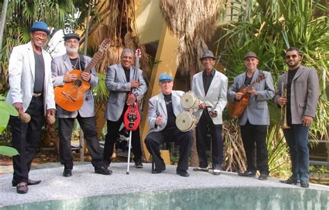 Fotografía de un septeto cubano en acción