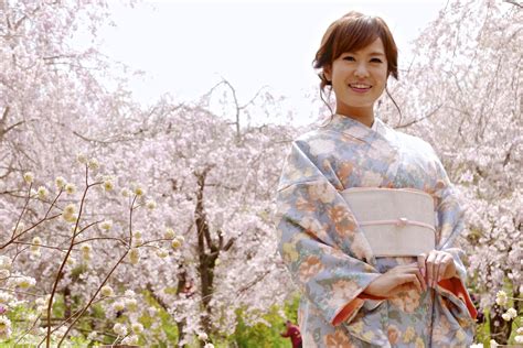 Izou en su apariencia adulta con kimono, sosteniendo sus pistolas