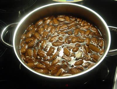 Bol con almendras crudas sumergidas en agua, preparadas para el remojo.