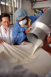 Proceso de filtrado de la leche de almendras con una bolsa de tela para leches vegetales.