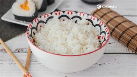 Fotografía de un cuenco de arroz para sushi recién cocido y sazonado, con los granos claramente visibles y pegajosos.