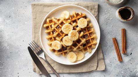 Waffles de plátano recién hechos decorados con frutas