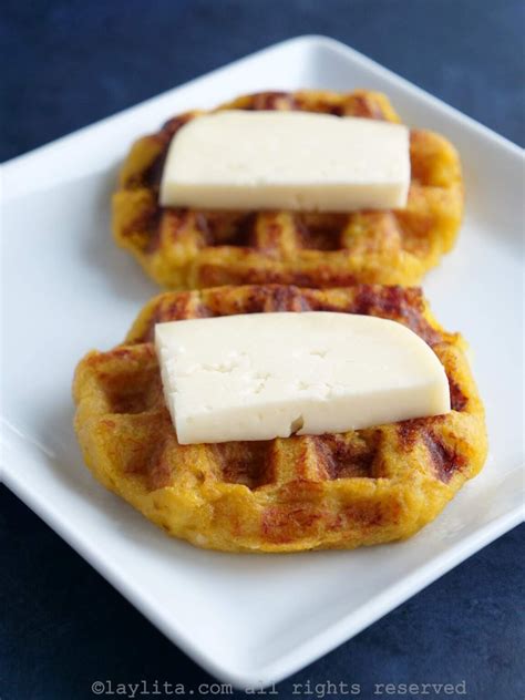 Waffles de plátano macho con queso fundido