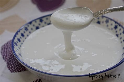 Preparación de glasa real con batidora, mostrando una textura suave y homogénea.