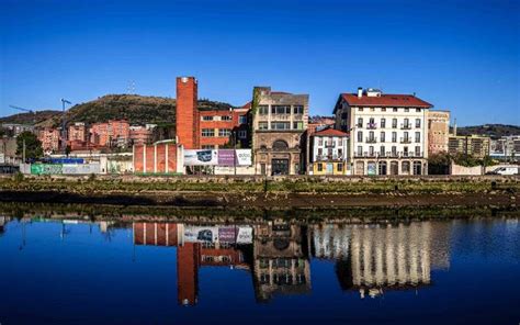 Edificio histórico de la fábrica de galletas Artiach en Zorrotzaurre, Bilbao