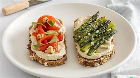 Crema de berenjena servida con tostadas y crudités