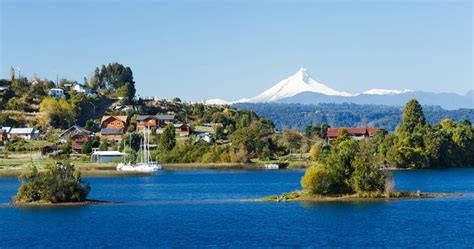 Vista de Frutillar con el lago Llanquihue y los volcanes de fondo, mostrando una casa de té