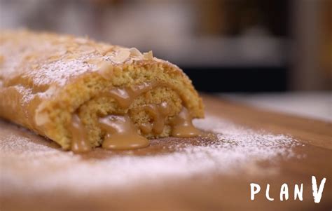 Brazo de Reina con manjar, espolvoreado con azúcar flor