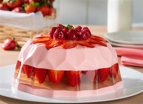 Foto de gelatina roja de fresa en moldes individuales
