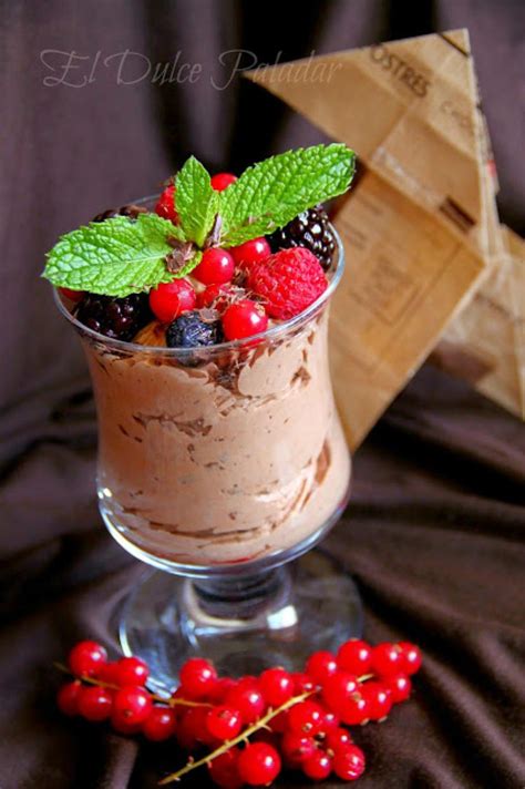 Mousse de chocolate en copas con frutos rojos