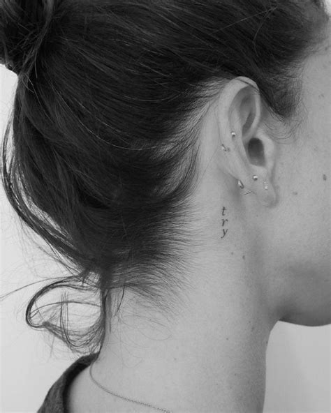 Primer plano de un tatuaje de trazo fino (fine line) en el lateral del cuello realizado con alta precisión