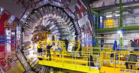 Ilustración de un colisionador de partículas como el LHC, destacando su complejidad y magnitud