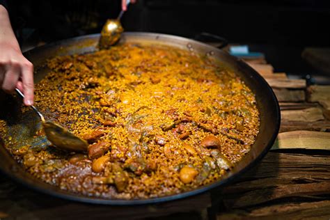 Fotografía de Mariano Andrés en su restaurante, o una imagen representativa de una paella.