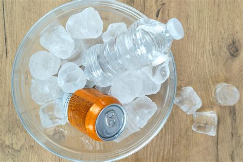 Fuente con agua helada y sal para enfriar mariscos.