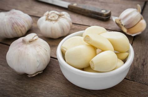 Ajos frescos y pelados listos para cocinar